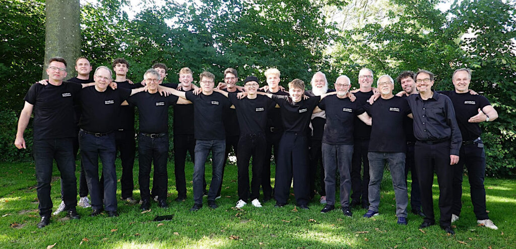 Gruppenfoto der Mitstreiter des Vater-Sohn-Projekts von 2025 mit Mitgliedern des Kammerchors und Chorleiter Axel Quast
