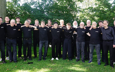 Gruppenfoto der Mitstreiter des Vater-Sohn-Projekts von 2025 mit Mitgliedern des Kammerchors und Chorleiter Axel Quast